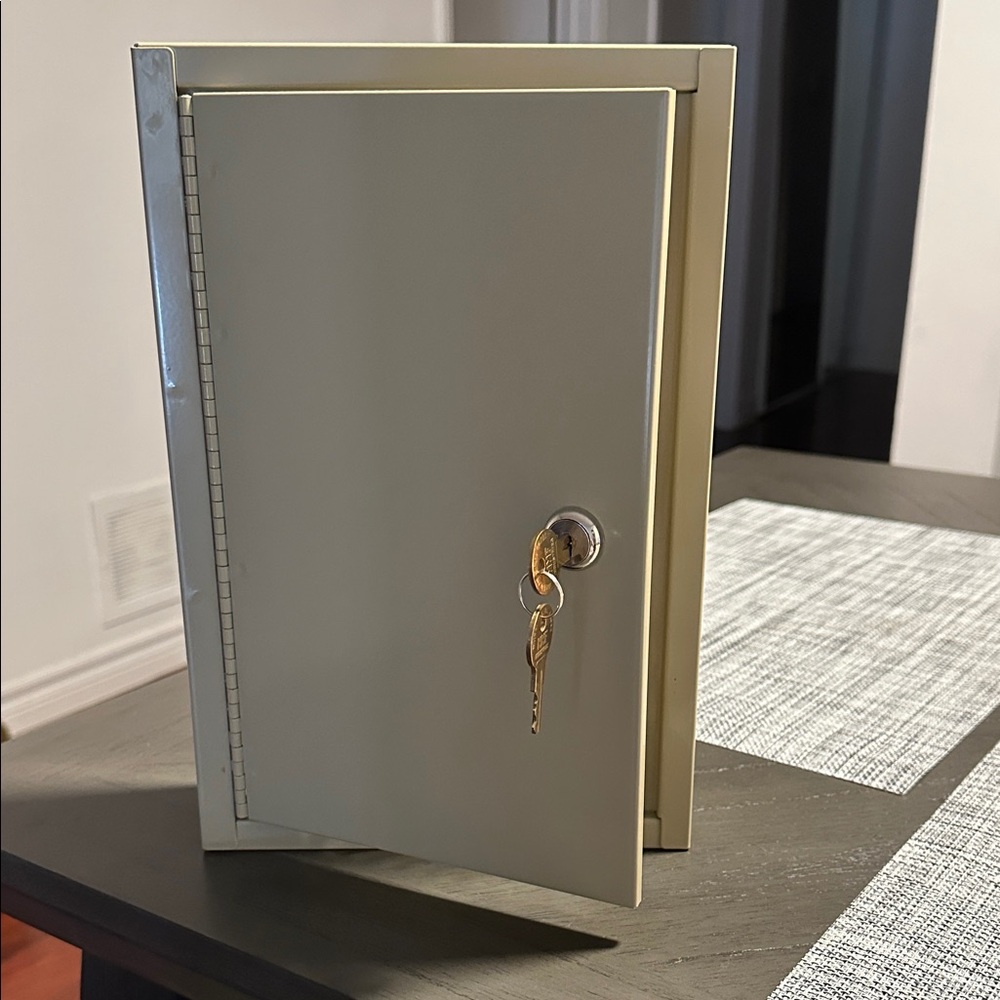 Metal Lockbox with Key